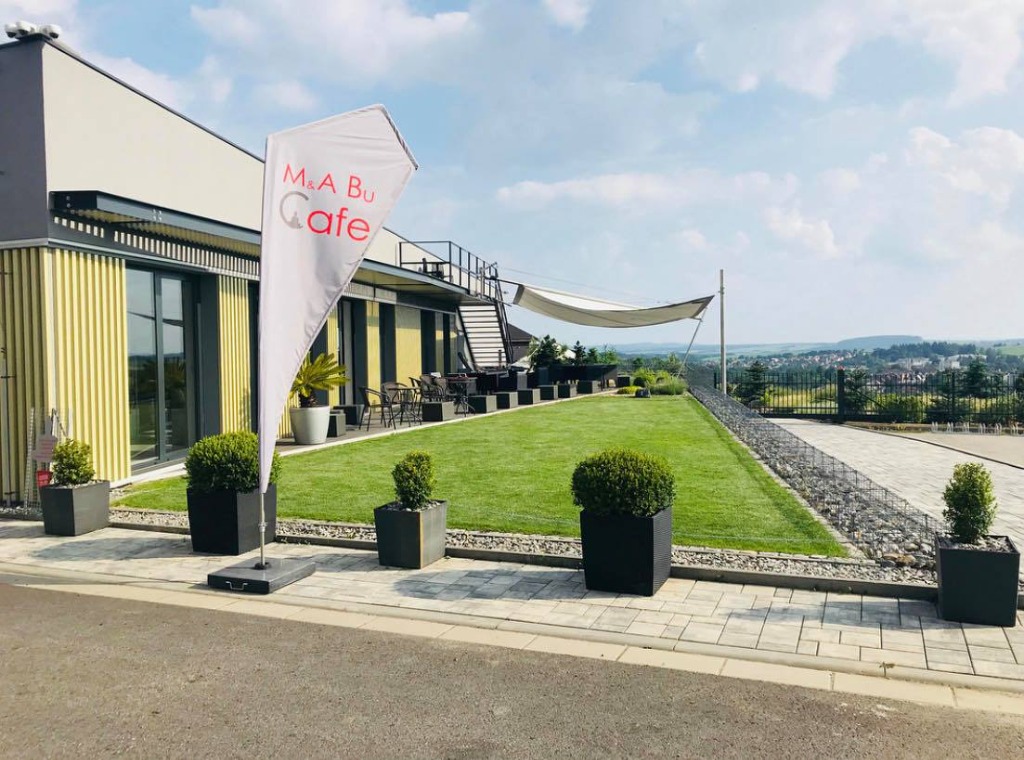 Terasa M&A Bu Cafe s výhledem na Vysočinu