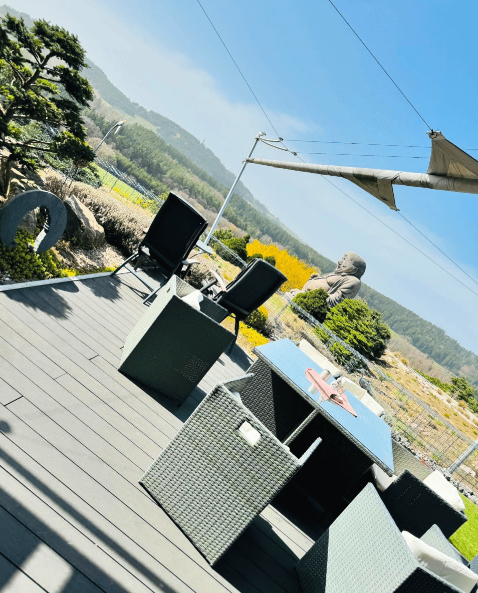 Terasa kavárny s výhledem